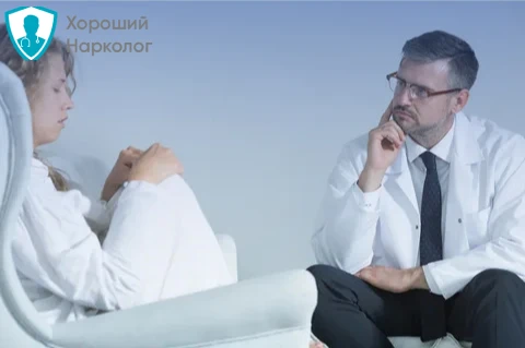 Врач проводит лечение шизофрении Врач лечит шизофрению