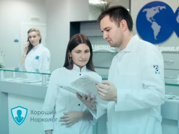 Врачи беседуют перед кодированием Колме