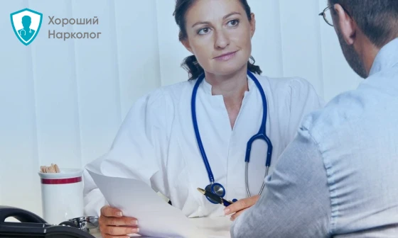 Врач консультирует мужчину перед лечением тревожного расстройства